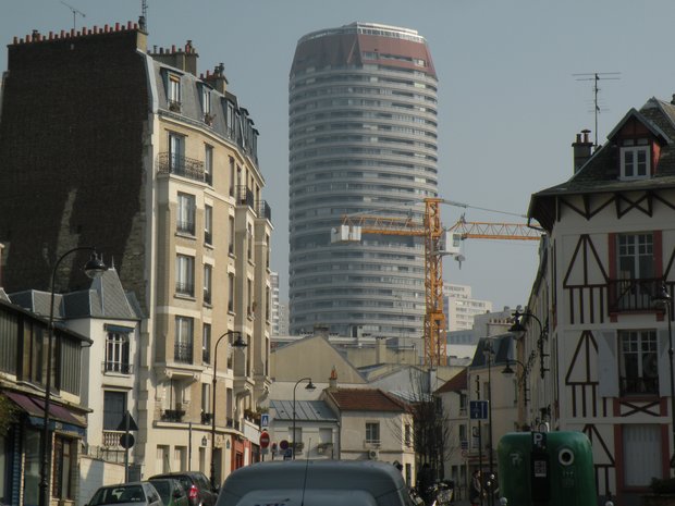  tour ronde émergeant au-dessus des petits immeubles du 13e